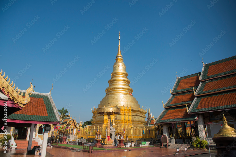 Fototapeta premium THAILAND LAMPHUN WAT PHRA THAT HARIPHUNCHAI