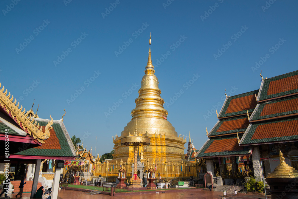 Fototapeta premium THAILAND LAMPHUN WAT PHRA THAT HARIPHUNCHAI