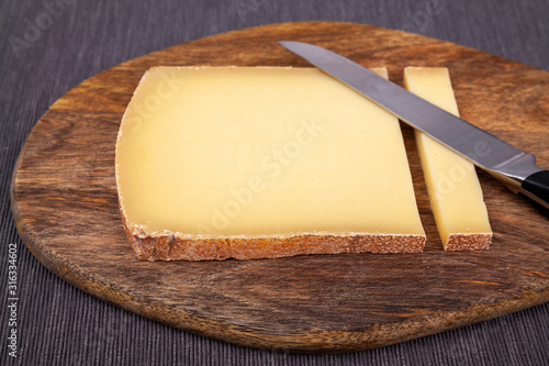french cow's milk cheese called comté