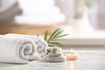 Foto auf Acrylglas Massagesalon Schöne Komposition mit Spa-Steinen auf weißem Marmortisch  © New Africa
