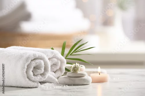 Obraz Piękna kompozycja z kamieni spa na białym marmuru stole