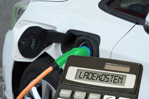 Ein Elektroauto, Taschenrechner und Kosten für Laden