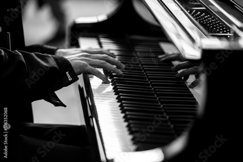 mani sapienti suonano il pianoforte