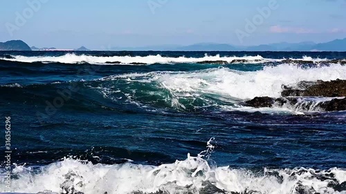 冬の荒波と青空の玄界灘スローモーション