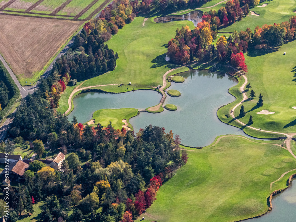 vue aérienne du golf de Nantilly à l'automne en France