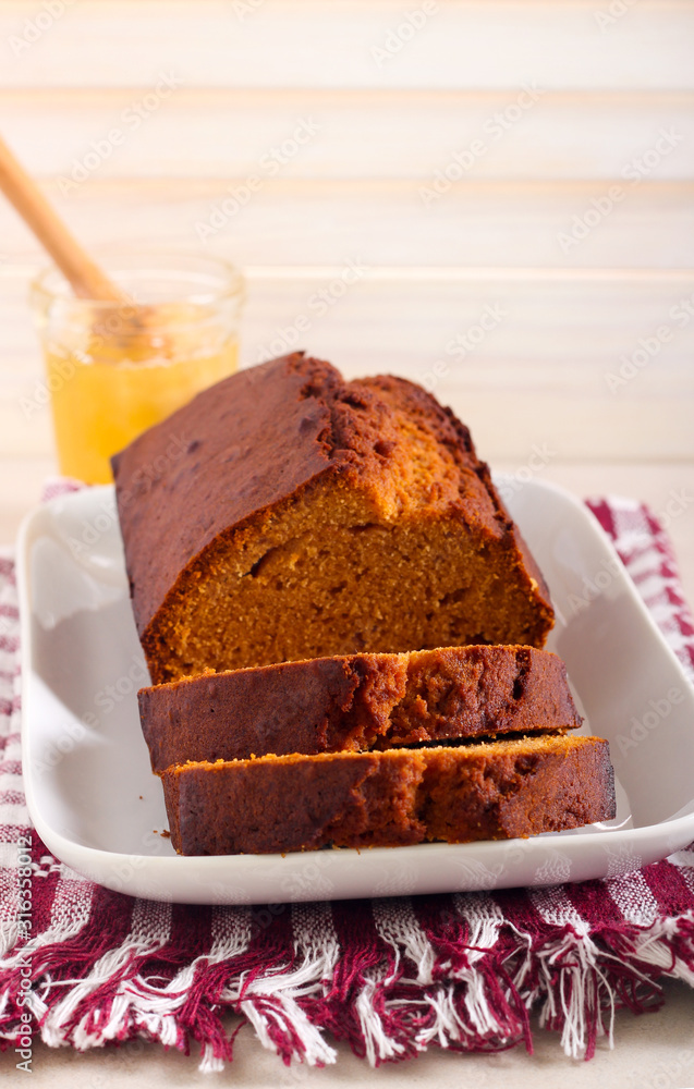 Honey spicy cake, sliced Honey spicy cake, sliced