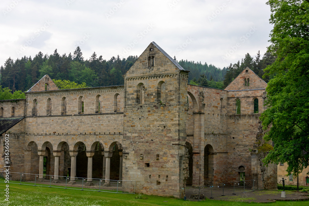 Ruine der Klosterkirche Paulinzella in Thüringen, Deutschland