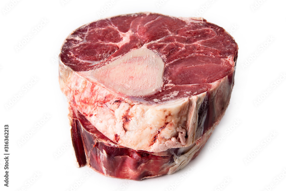 Obraz premium Ossobuchi di manzo fresco isolati su fondo bianco
