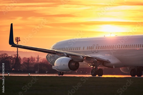 Photo Airplane before take off on runway