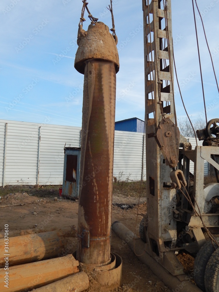 Drilling rig with a suspended core while drilling a water well.