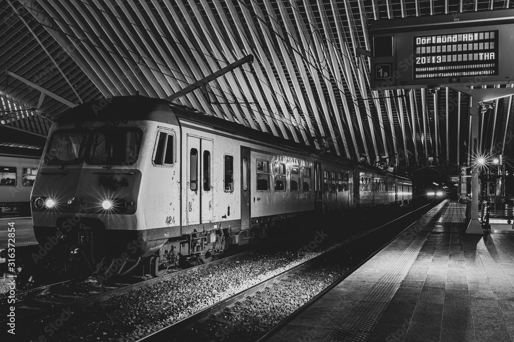 Un train en gare et en noir et blanc