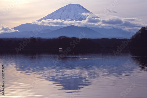 【山梨県 観光名所】精進湖の湖面に映る富士山