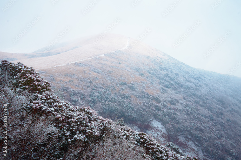 阿蘇山の冬の風景 雪山 Photos Adobe Stock