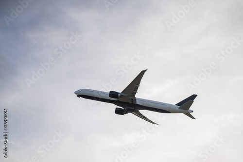 Flugzeug beim abheben am Flughafen M  nchen