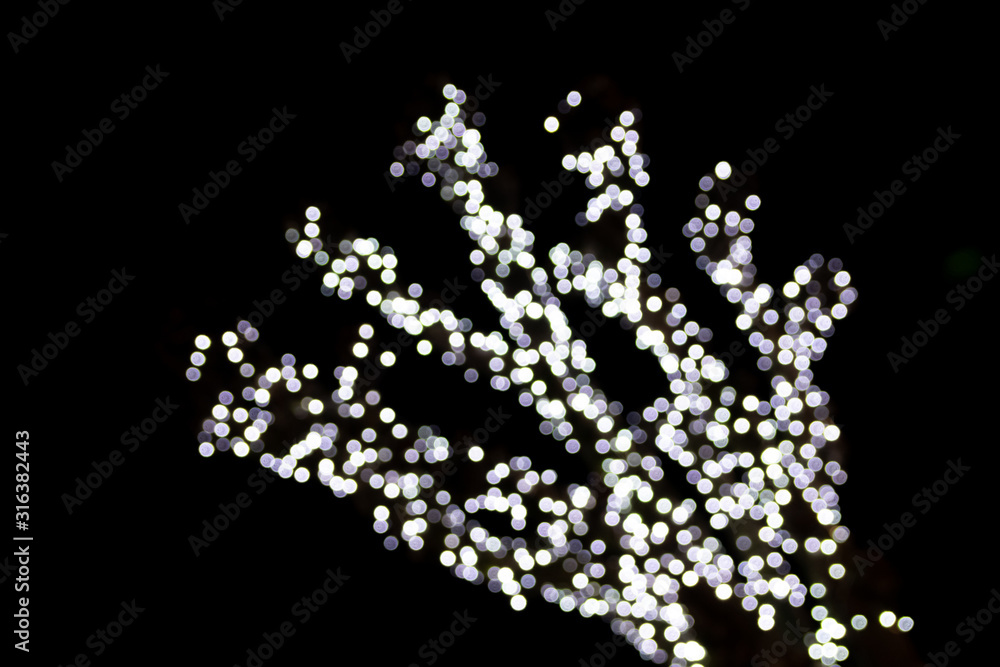 Festlich funkelnde und glitzernde Beleuchtung zeigt schönes Bokeh mit silbernen Lichtern in schwarzer Nacht für Party und Feiern als schimmernder Hintergrund Festlich funkelnde und glitzernde Beleuchtung zeigt schönes Bokeh mit silbernen Lichtern in schwarzer Nacht für Party und Feiern als schimmernder Hintergrund