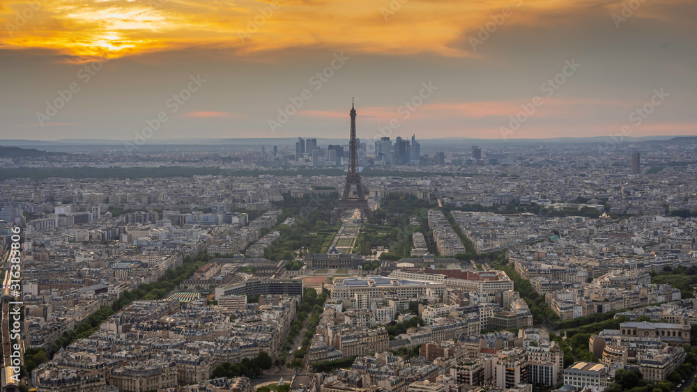 Vue de Paris depuis la tour Montparnasse. Vue de Paris depuis la tour Montparnasse.