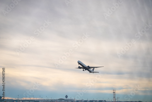 Flugzeug beim abheben am Flughafen München