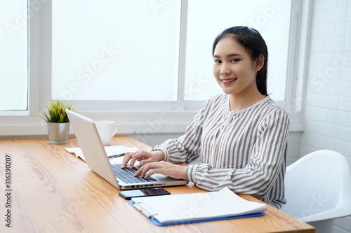 businesswoman working on laptop in office © Have a nice day 