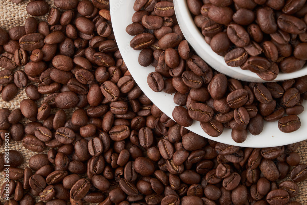 Fototapeta premium Coffee Cup and coffee beans on the table close-up
