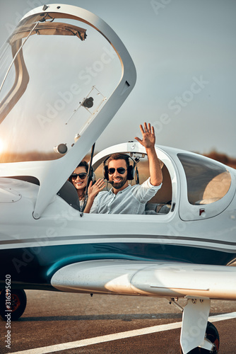 Pilot aviator welcomes waving before fly © HBS