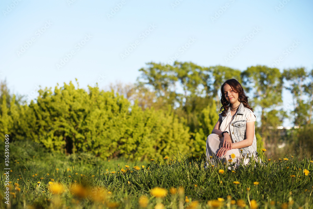Fototapeta premium Girl in the park in the spring