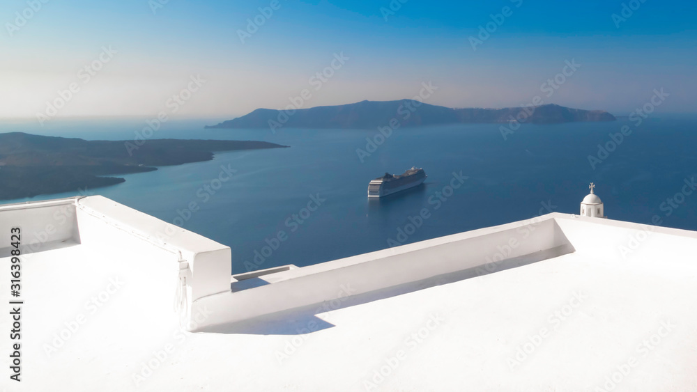 Fototapeta Santorin, Grèce blanc et bleu. Vue de la caldeira depuis le village de Fira.	