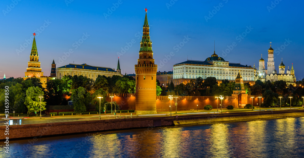 Obraz premium Sightseeing Of Moscow, Russia. The view of Moscow Kremlin and Moscow river. Beautiful night view.