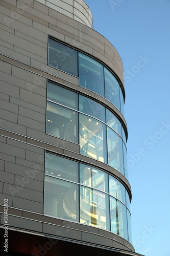 Spiegelnde Fenster des Galeria Kaufhof Gebäude vor blauem Himmel im licht der Abendsonne an der Hauptwache und Zeil in Frankfurt am Main in Hessen am 16.01.2020 photo