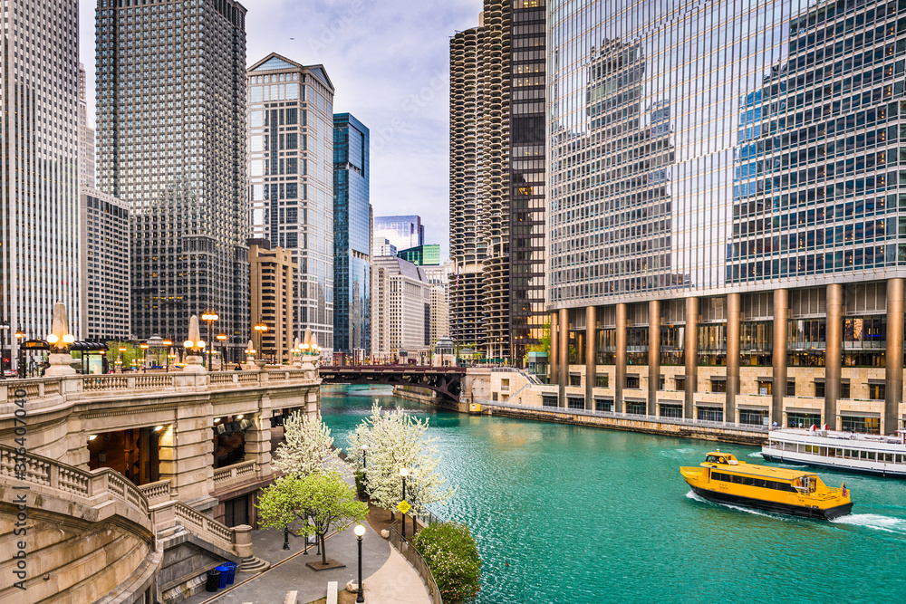 Fototapeta premium Chicago, Illinois, USA rejs wycieczkowy i panoramę rzeki.