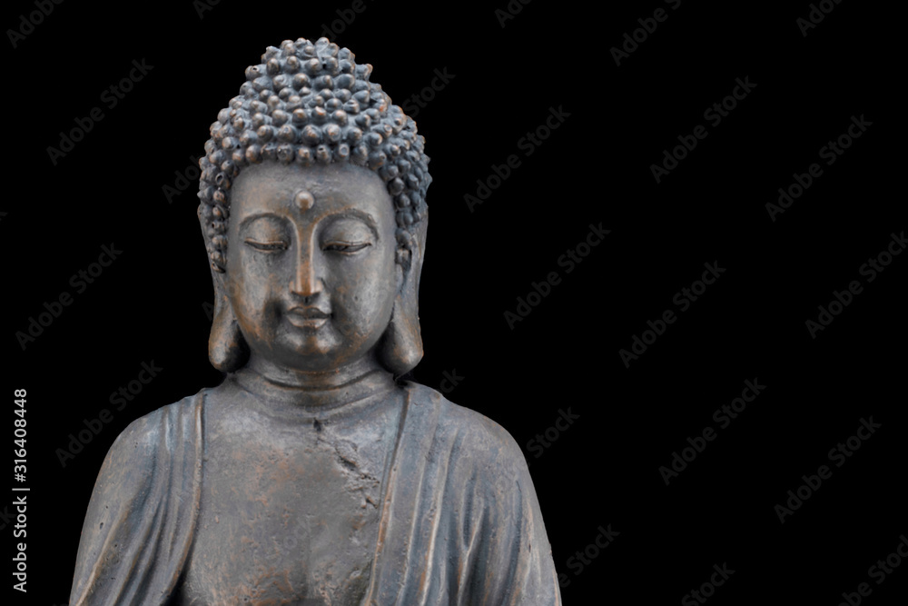 Kopf und Oberkörper einer Buddha-Figur isoliert auf schwarzem Hintergrund mit Platz für Text