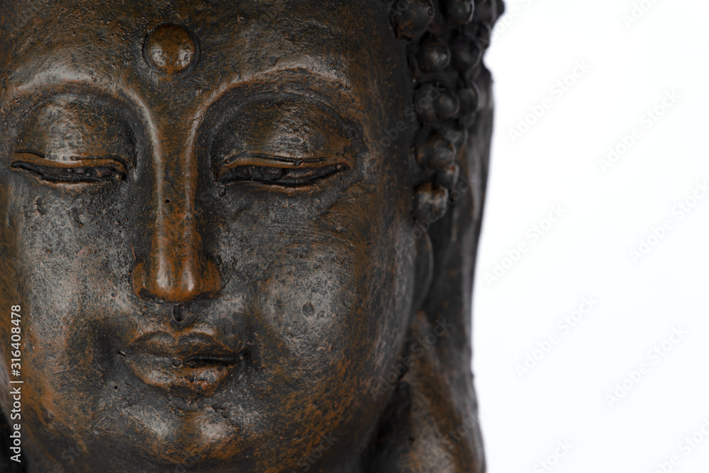 Gesicht einer bronzefarben Buddha-Skulptur isoliert auf weißem Hintergrund mit Platz für Text