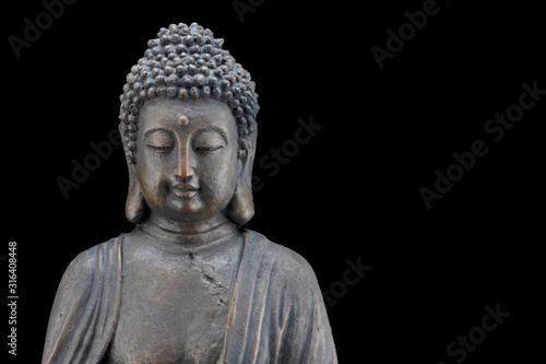 Kopf und Oberkörper einer Buddha-Figur isoliert auf schwarzem Hintergrund mit Platz für Text