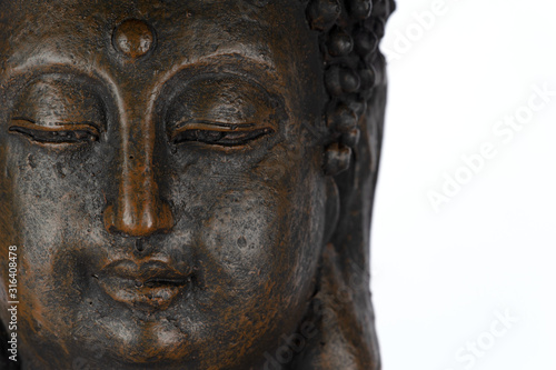 Gesicht einer bronzefarben Buddha-Skulptur isoliert auf weißem Hintergrund mit Platz für Text