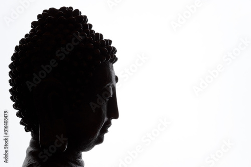 Silhouette des Profils des Kopfes einer Buddha-Figur isoliert auf weißem Hintergrund mit Platz für Text