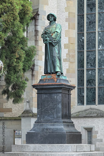 Obraz na płótnie Zwingli Monument in front of the Wasserkirche (Water Church) in Zurich, Switzerland. The monument was erected in 1885. Text on the pedestal reads: ULRICH ZWINGLI January 1, 1484 - October 11, 1531. w salonie