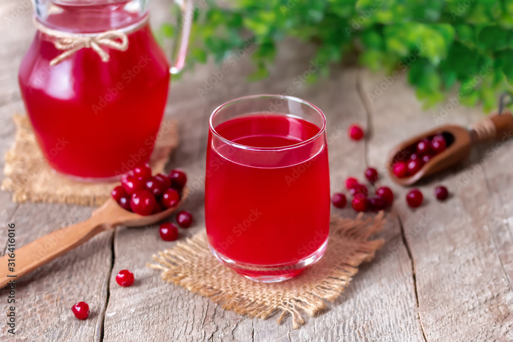 Traditional Russian drink Cranberry mors. Glass of homemade cold cranberry  juice with fresh berries on wooden background. Selective focus. Stock 写真 |  Adobe Stock