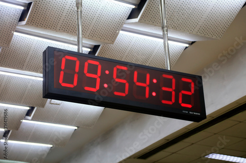 Time electronic display screen at subway station