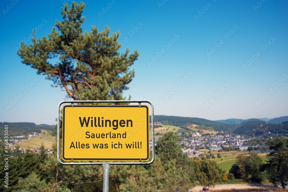 Ortswerbeschild, Willingen, Sauerland, Stadtpanorama, mit offizieller Motto der Stadt (FotoMontage Symbolbild)