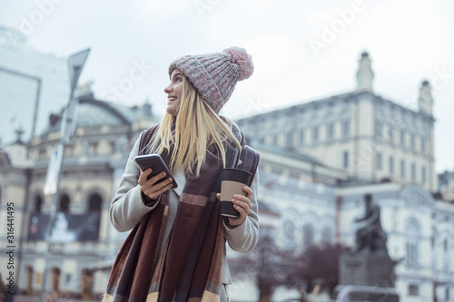 Canvas Print Young girl walking in the old city