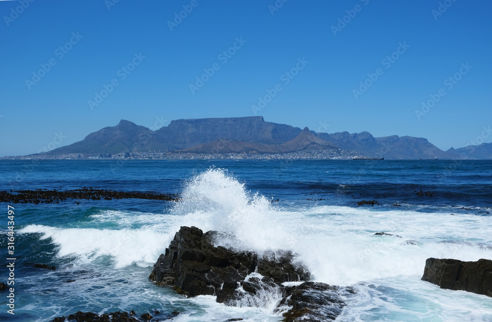 Fototapeta premium Table mountain behind water