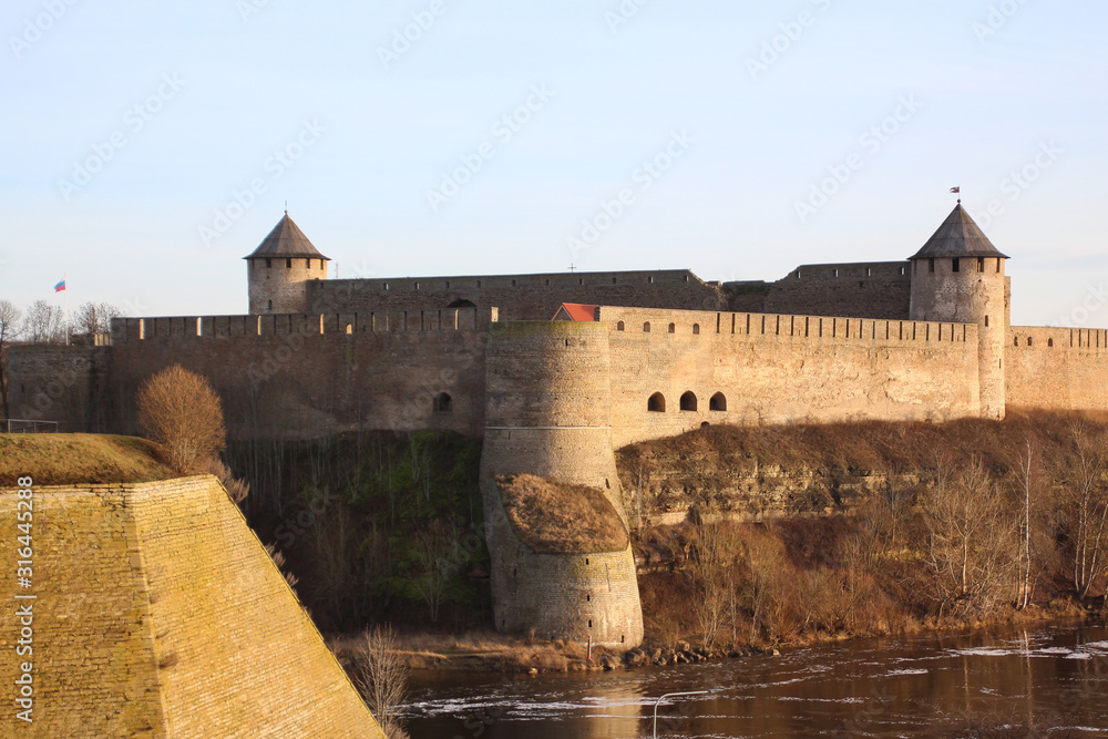 Obraz premium Stunning view on the russian castle of Ivangorod at sunset