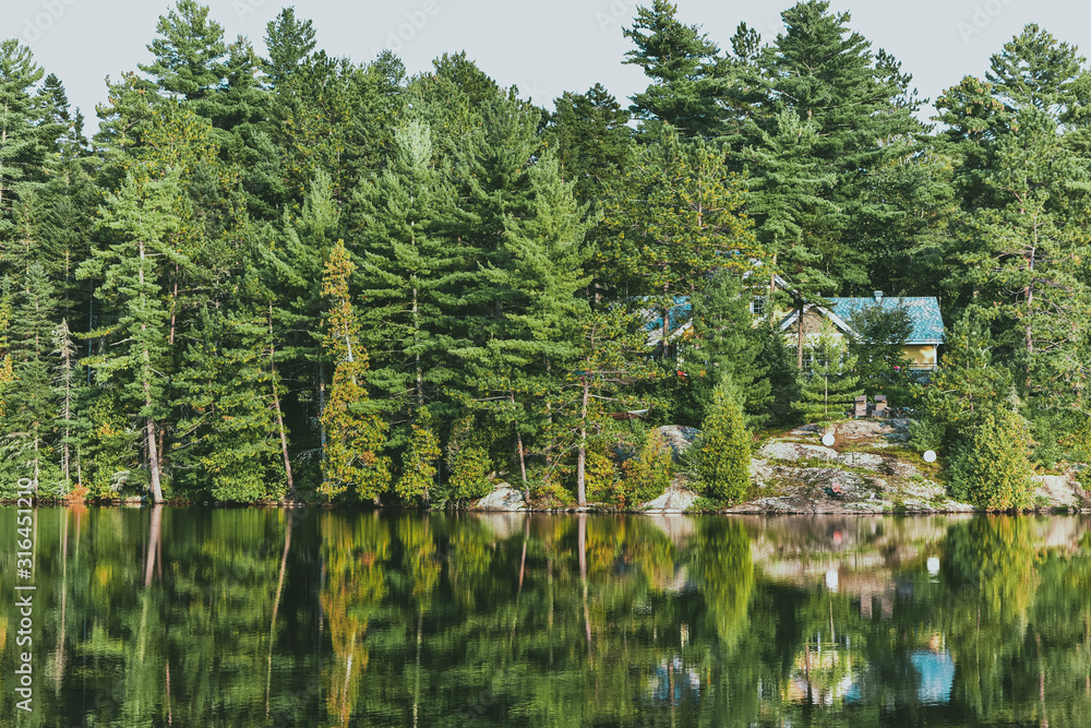 Obraz premium House in the lakeside in Jacques-Cartier National Park, Canada. Nature lifestyle concept.