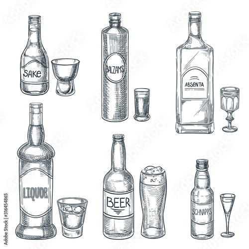 Photo Alcohol drink bottles and glasses