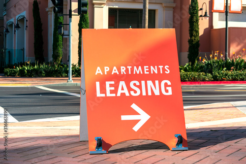 Fotografie Apartments leasing sign promotes the rental property and shows direction where t