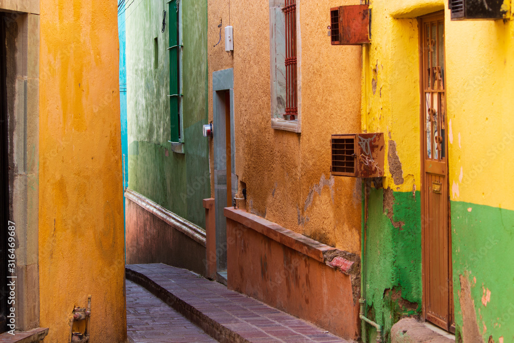 Calle de la ciudad de Guanajuato casas coloridas