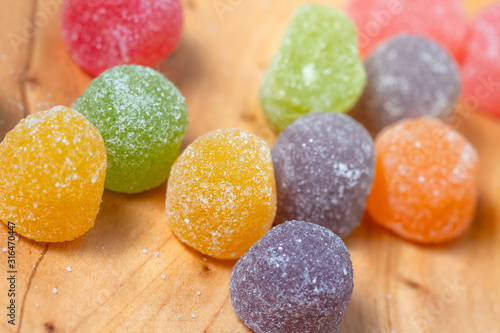 Gumdrops on a wooden object. ( Gomas de mascar: jujubas ). photo