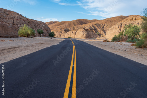 Fotografia Landscape of road leading through desert area with barren stone hills at Mecca W