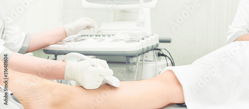 Canvas-taulu Doctor ultrasound knee test