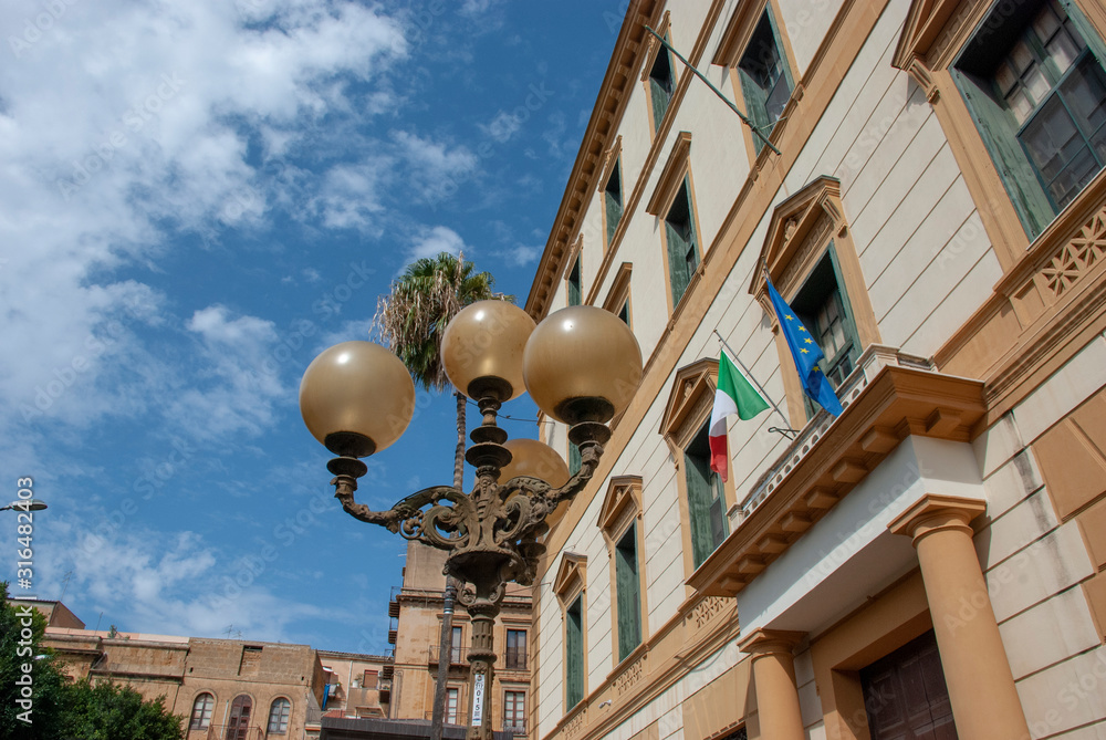 Fahnen an öffentlichem Gebäude in Agrigento, Sizilien - Italien Fahnen an öffentlichem Gebäude in Agrigento, Sizilien - Italien