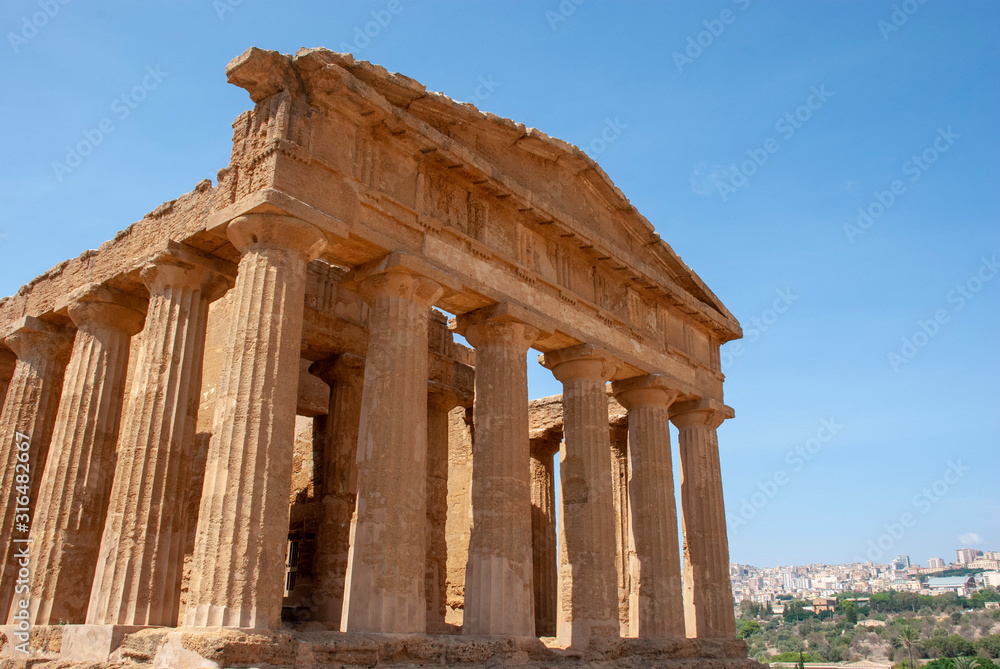 Griechischer Tempel nahe Agrigento auf italienischer Insel Sizilien